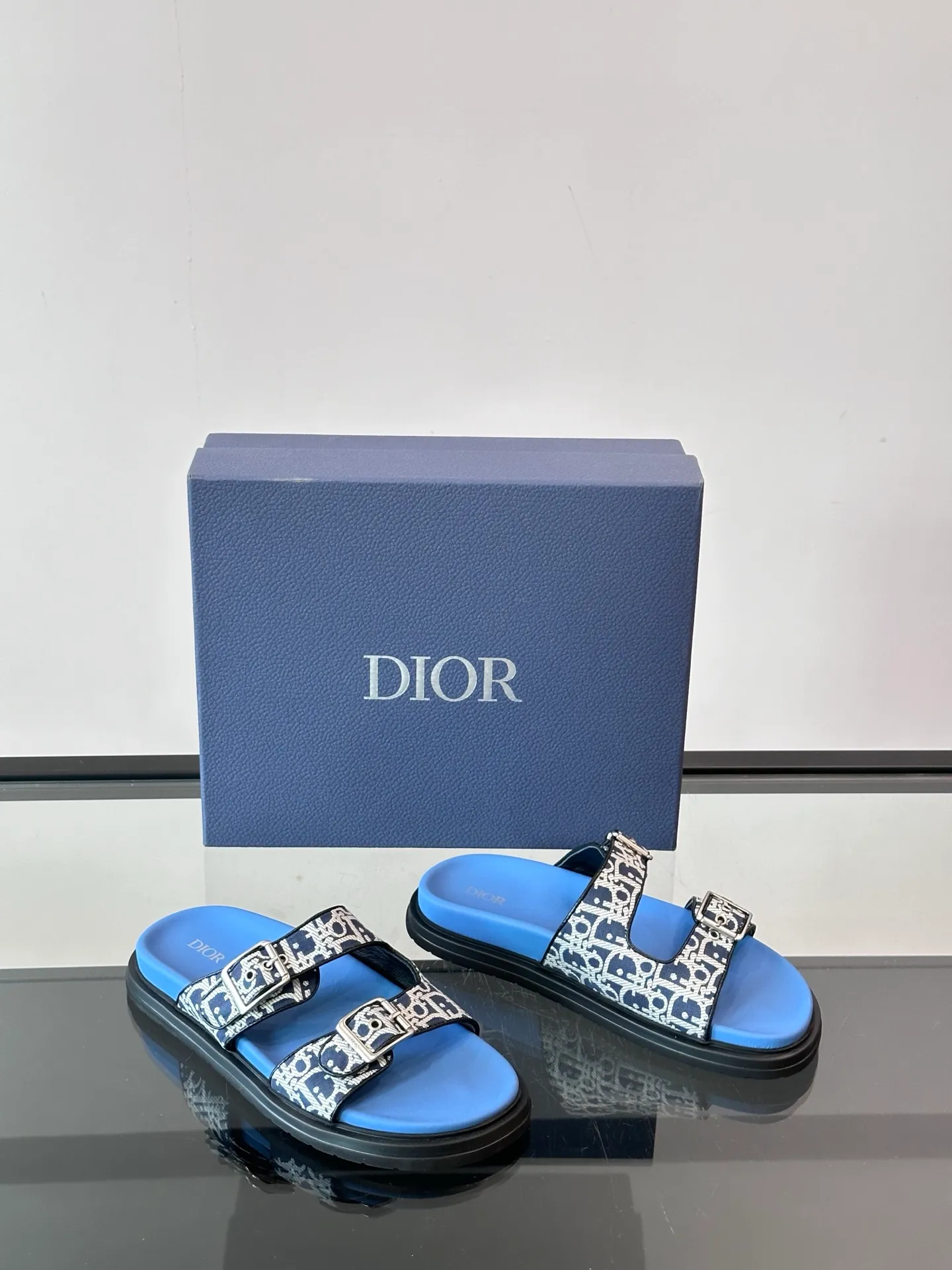 Factory price: 300💰Dior Aqua men's sandals and slippers. Showcasing Dior haute couture design. The Dior gray suede strap is accented with an aluminum Dior buckle for added style. Paired with a comfortable tonal notch sole, they pair easily with shorts or jeans for a sophisticated look. Main body: suede cow leather, technical fabric lining: cow leather, with adjustable straps, aluminum Dior buckle, Dior gray EVA insole, tonal notch rubber outsole splicing structure👌👌 size: 38-44 (45.46 customized)
